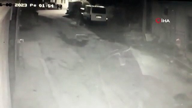 Un homme surpris en train de voler du linge sur son balcon