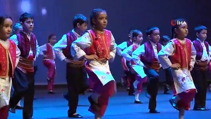 Spectacle de danse folklorique spectaculaire avec 300 danseurs à Denizli