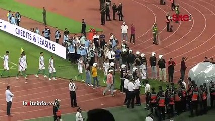 تصفيقات لحظة ظهور مدرب الرجاء البيضاوي وطاقمه التقني بمركب الأمير مولاي عبد الله بالرباط