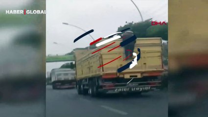 Trafikte akıllara durgunluk veren anlar! Kamyonun arkasında böyle görüntülendi