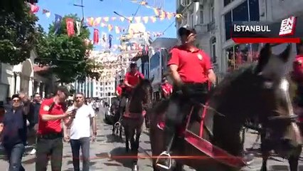 Taksim'de atlı polislere yoğun ilgi