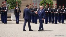 Il presidente brasiliano accolto da Macron all'Eliseo