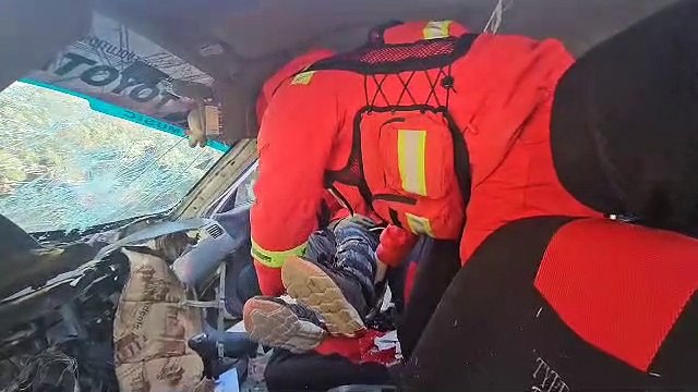 Accidente de tránsito en la autopista La Paz-El Alto deja dos personas atrapadas entre los fierros