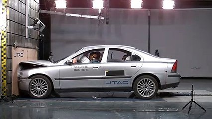 Crash test / Le port obligatoire de la ceinture de sécurité n'est pas un geste totalement acquis