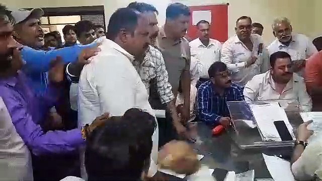 जयपुर-डीपीसी,भुगतान नहीं होने से नाराज हुए जलदाय कर्मी,गांधी नगर अधिशासी अभियंता का घेराव और नारेबाजी-देखें इस विडियो में