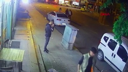 Kız arkadaşlarına laf atanı bıçaklayarak öldürdü