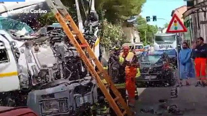 Ancona, betoniera schiva una scuola e si schianta contro una casa: il video