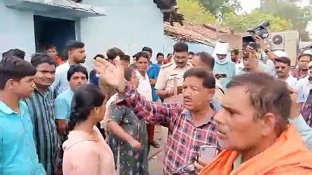 मकान एलॉट होने के बाद भी झोपड़ियों में रह रहे थे, 16 मकानों को निगम कर्मियों ने ढहाया