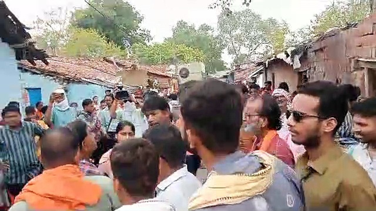 मकान एलॉट होने के बाद भी झोपड़ियों में रह रहे थे, 16 मकानों को निगम कर्मियों ने ढहाया