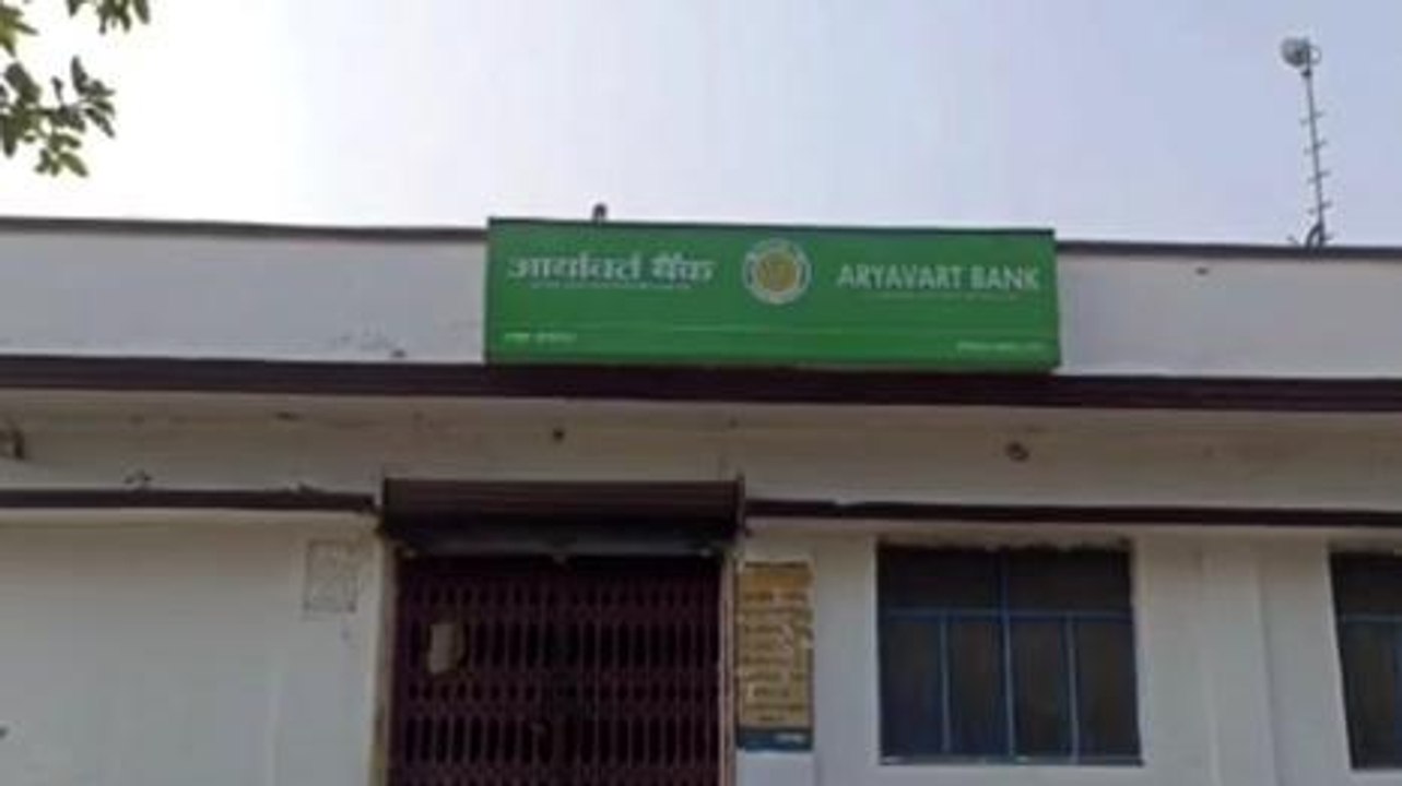 बहराइच: बैंक स्वयं से खाता धारकों के खाते से काट रहा रुपया, खाताधारकों में बैंक के प्रति आक्रोश