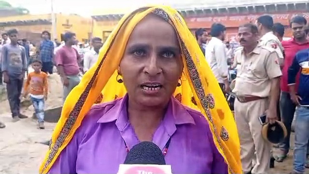दौसा. भूमि विवाद को लेकर दो युवक पेट्रोल की बोतल लेकर मोबाइल टावर पर चढ़े