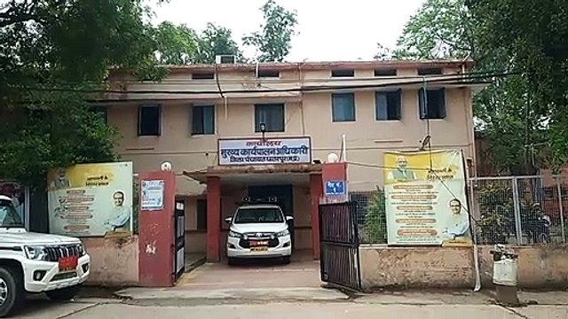 ग्राम पंचायतों में मजदूरों से काम कराने के स्थान पर चल रही मशीनें