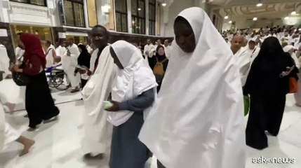 Pellegrini alla Mecca pregano per la pace in Sudan