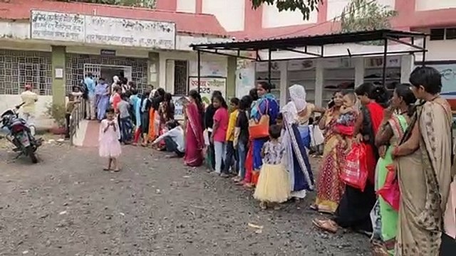 आधार कार्ड में संशोधन कराने लगी कतार
