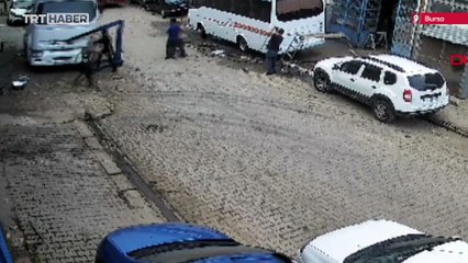 Tırın kupası hareket etti, 3 kişi son anda kurtuldu