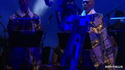 Lo spettacolo di Keiichiro Shibuya tra monaci buddisti e AI