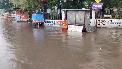 चौक-चौराहों में पानी जमा होने से परेशान हुए लोग