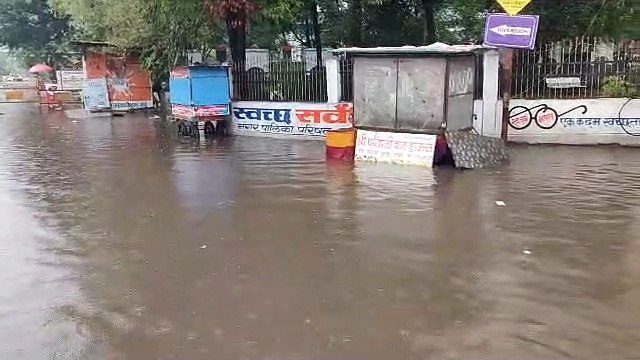 चौक-चौराहों में पानी जमा होने से परेशान हुए लोग