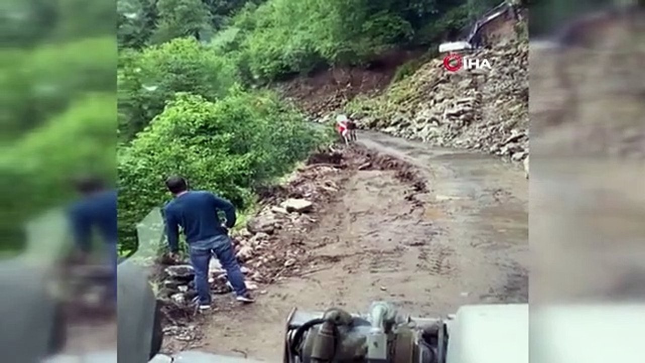 Heyelan nedeniyle yolun çökme anı cep telefonu kamerasına yansıdı