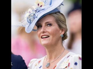 La duchesse Sophie pose gentiment avec son père à Royal Ascot vêtue d'une robe Suzannah à 1 150 £