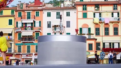 غمس سيارة فيات في دلو عملاق به طلاء وفي داخلها رئيسها التنفيذي.. فيديو