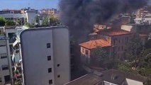 Milano, incendio in via Carli: a fuoco un camion Amsa per la raccolta dei rifiuti