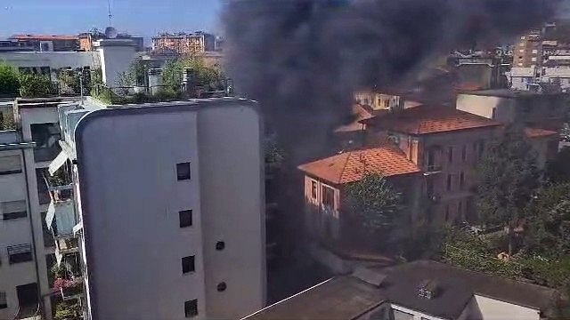 Milano, incendio in via Carli: a fuoco un camion Amsa per la raccolta dei rifiuti