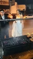 Recién casados en puesto ambulante de anticuchos
