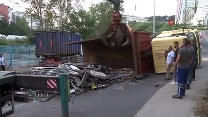 Sarıyer'de hurda yüklü kamyon yan yattı, sürücü yaralandı