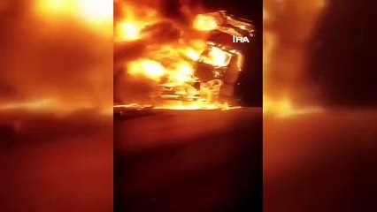 Hatay'da çarpışan tırlardan biri alev alev yandı