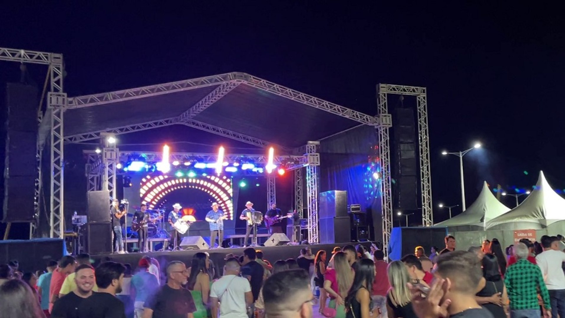 Atrações musicais e ornamentação atraem público ao ForróJoão 2023 em São João do Rio do Peixe