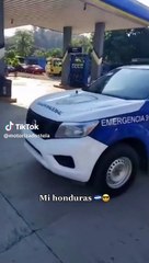 Jóvenes de Tela presumen que se 'robaron' una patrulla