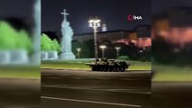 Moskova'da zırhlı araçlar sokaklara indi