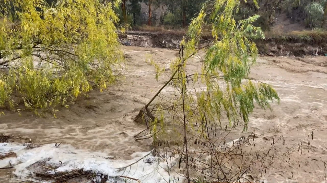 Fuertes lluvias ponen en alerta a la capital chilena por lluvias torrenciales inusuales