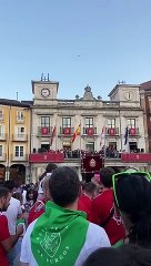 Vídeo: El chupinazo de las fiestas de Burgos explota en la tarima de prensa