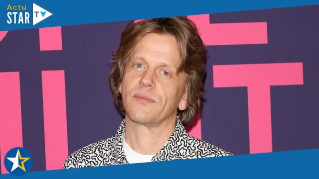 Avec un de ses élèves... : Alex Lutz évoque ses parents séparés et leurs histoires d'amour très at