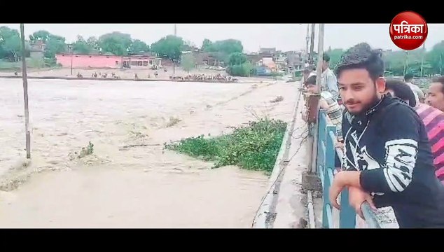 Video : झांसी में नदियों का बढ़ा जलस्तर, खुल गए पथराई बांध के गेट