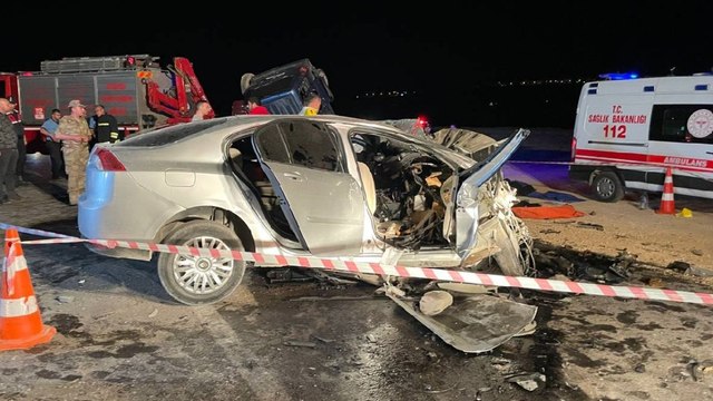 Gaziantep'te otomobil ile hafif ticari araç çarpıştı: 6 ölü, 1 yaralı