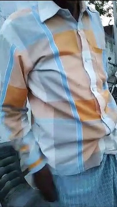 रोड पर गाड़ी खड़ी करने पर जबरदस्ती पैसे की बसूली।