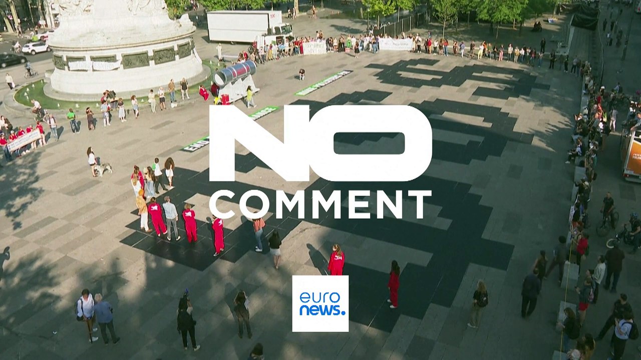 نقش‌بستن نشان‌های بزرگ دلار در پاریس در اعتراض به تامین مالی استفاده از سوخت‌های فسیلی