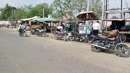 जालीपा कैंट से कुशल वाटिका तक सर्विस रोड किनारे अतिक्रमण, सड़क पर पॉर्किंग