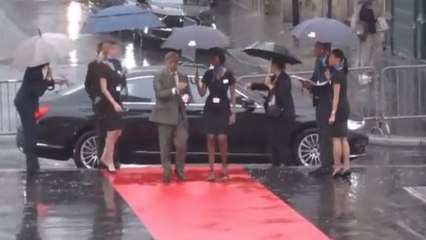 लड़की को भीगता छोड़,छाता छीनकर भागे शहबाज शरीफ.पाकिस्तान के प्रधानमंत्री सोशल मीडिया पर हो रहे ट्रोल