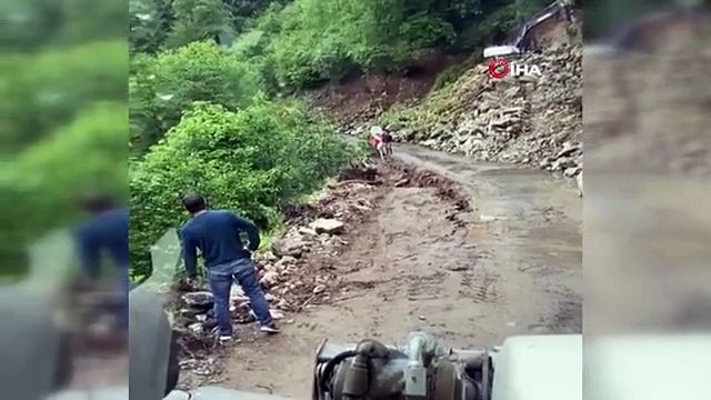 Giresun'da Heyelan Nedeniyle Yolun Çökme Anı Görüntülendi
