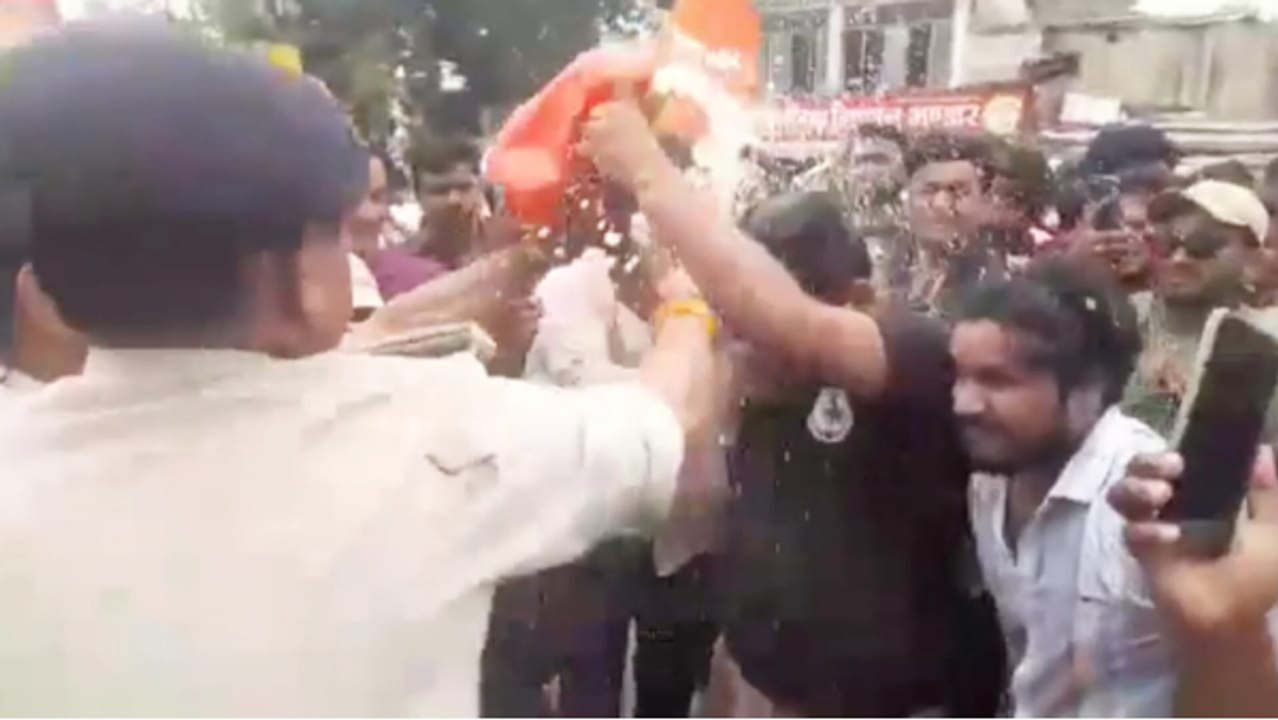 पुलिस के डर से हिस्ट्रीशीटर ने बदला भगवा रंग,हाथ में झंडा लेकर लगाया तिलक,सिपाहियों ने ऐसे उतारा भूत