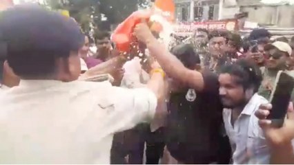 पुलिस के डर से हिस्ट्रीशीटर ने बदला भगवा रंग,हाथ में झंडा लेकर लगाया तिलक,सिपाहियों ने ऐसे उतारा भूत
