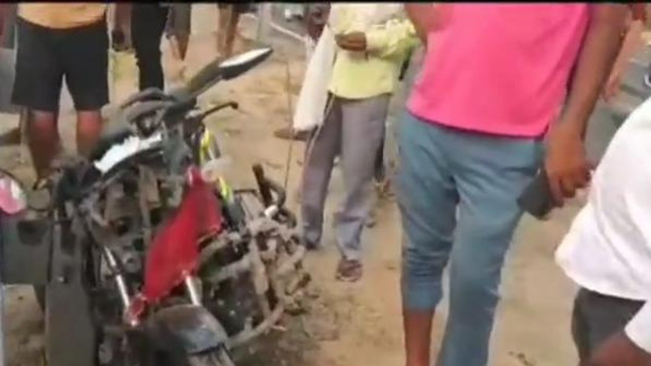 बक्सर : महादेवगंज में कार व बाइक के बीच हुई सीधी भिडंत, हादसे में बाइक सवार की हुई मौत