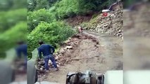 Le moment de l'effondrement de la route en raison d'un glissement de terrain à Giresun