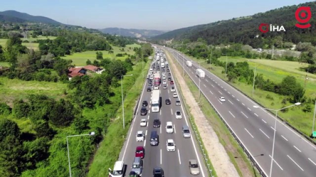 Bayram tatili için yollara akın ettiler: Ankara istikameti durma noktasına geldi