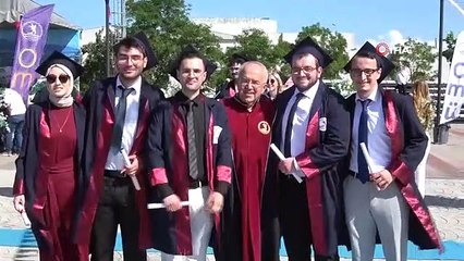 Diplomasını dersinden kaldığı profesör babasının elinden aldı