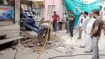 Video News- ऐसी लापरवाही- खम्भे में दौड़ रहा था करंट, चपेट में आने से सांड की मौत